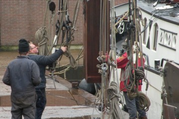 Auf der Werft in Osingahuizen - Nr. 2 schwebt